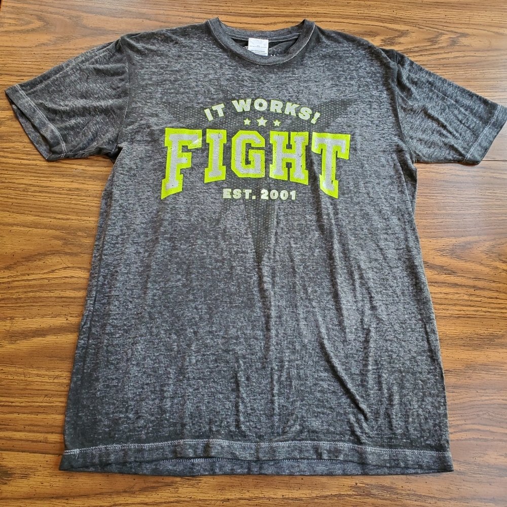It Works! FIGHT Graphic T-shirt Medium